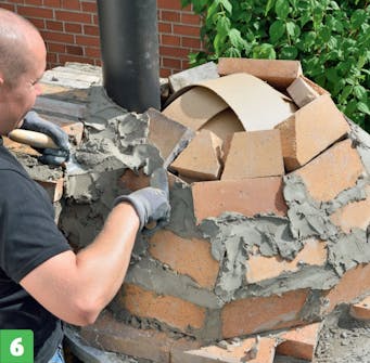 När röret står som det ska fortsätter du murningen av pizzaugnen När röret står som det ska fortsätter du murningen av pizzaugnen